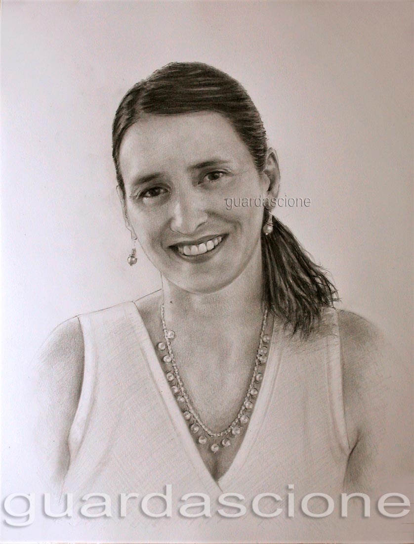 volto di donna disegnato a matita e carboncino