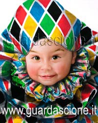 ritratto di bambino in costume carnevalesco eseguito da una foto, Arlecchino, maschera