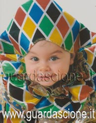 foto ritratto di bambino in costume carnevalesco eseguito da una foto, Arlecchino, maschera