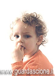 foto il pittore guardascione esegue ritratti di bambini da una fotografia