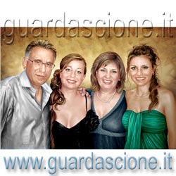 ritratto di famiglia su commissione eseguito a olio su tela